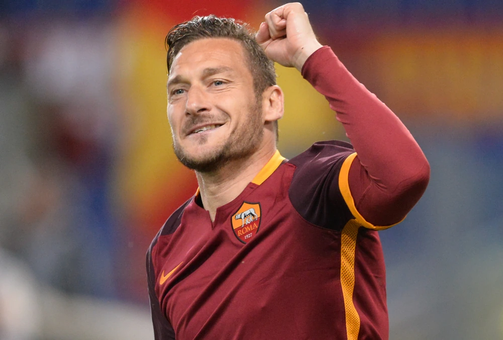 Francesco Totti met een opgeheven vuist