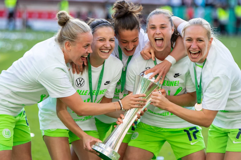 Voetbalsters van Wolfsburg vieren een titel